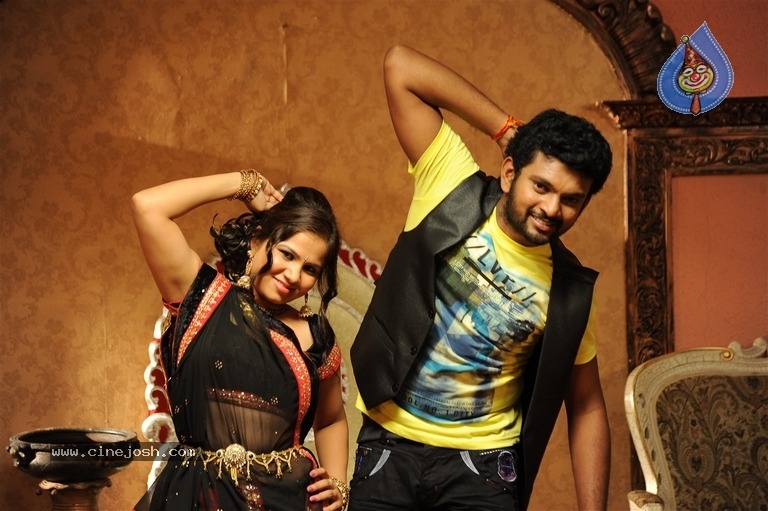 Malli Tamil Movie Stills - 12 / 27 photos