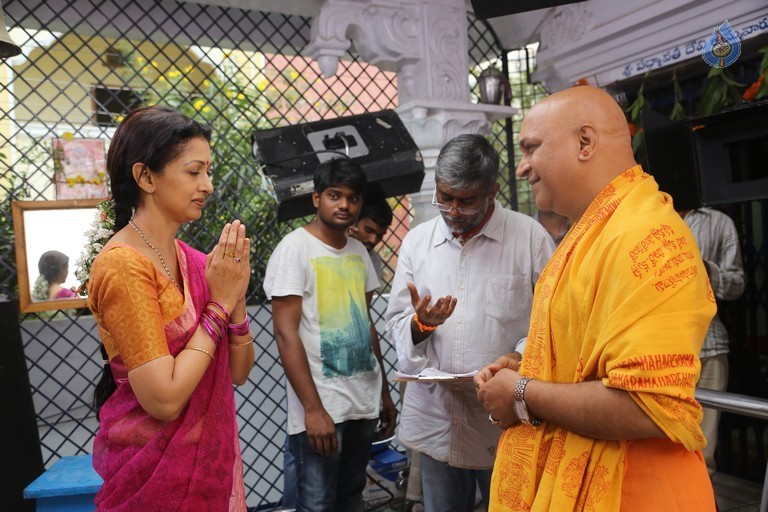 Manamantha Working Photos - 3 / 6 photos