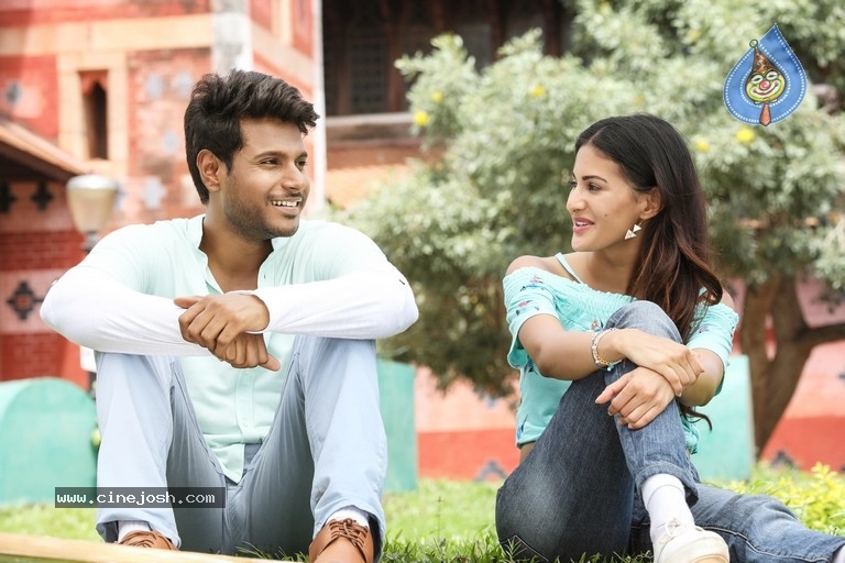 Manasuku Nachindi Movie Stills - 3 / 4 photos