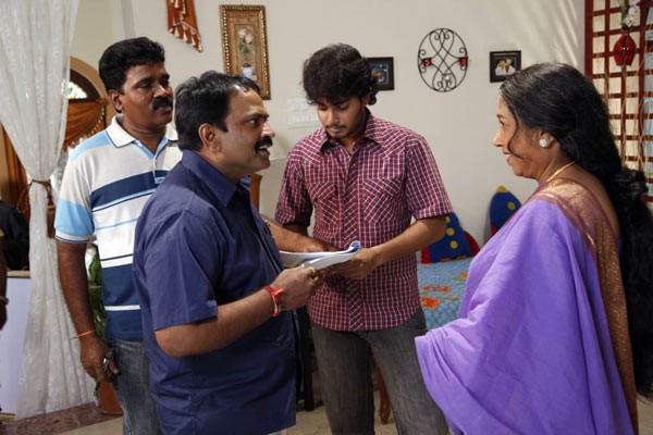 Tanish - Manchivaadu - Stills - 11 / 37 photos