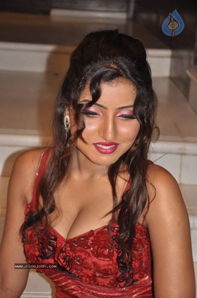 Marudhavelu Tamil Movie Stills - 11 / 47 photos