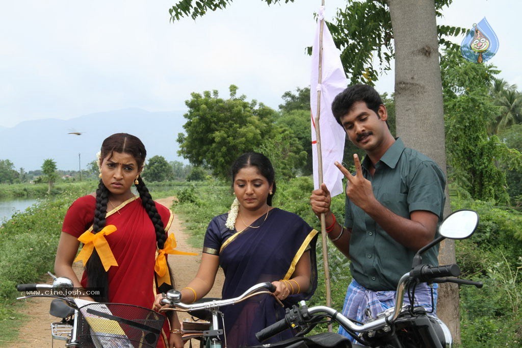 Marudhavelu Tamil Movie Stills - 22 / 47 photos