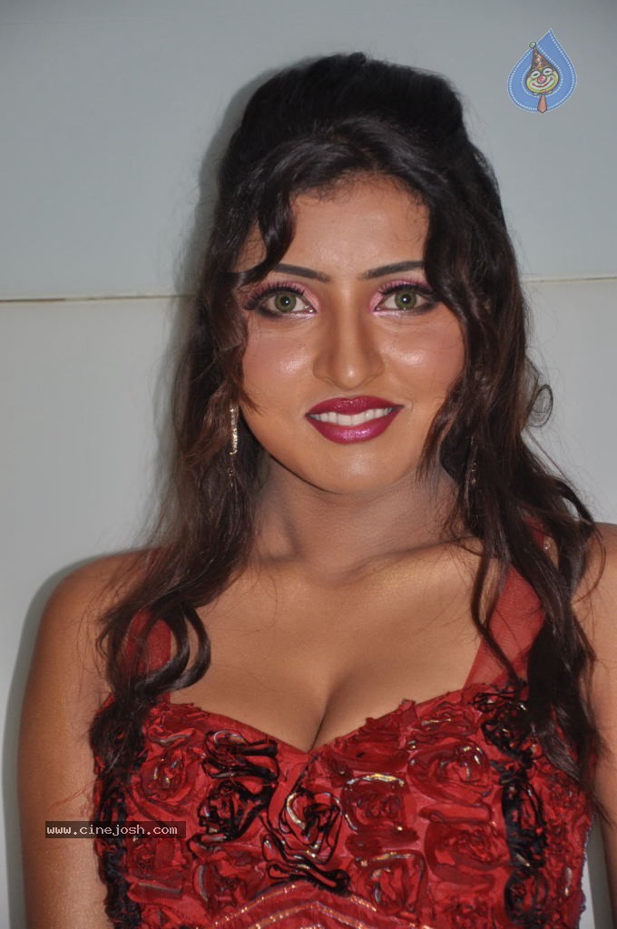 Marudhavelu Tamil Movie Stills - 25 / 47 photos