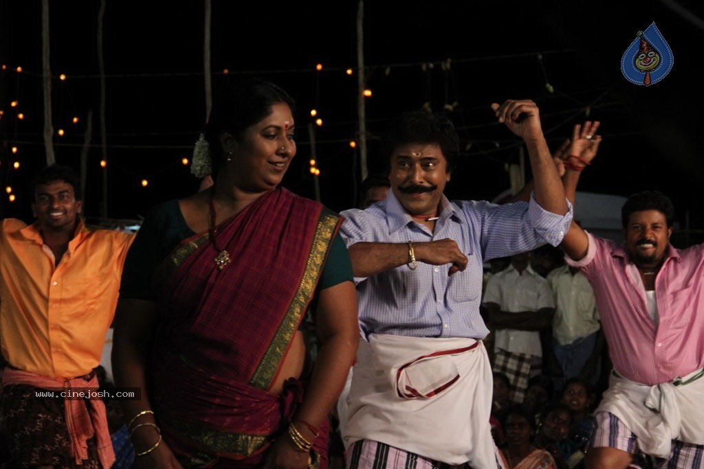 Marudhavelu Tamil Movie Stills - 36 / 47 photos