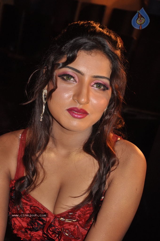 Marudhavelu Tamil Movie Stills - 41 / 47 photos