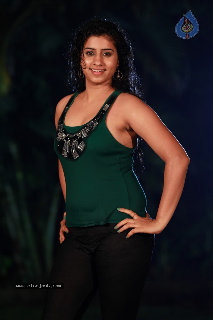 Masti Movie New Hot Stills - 13 / 25 photos