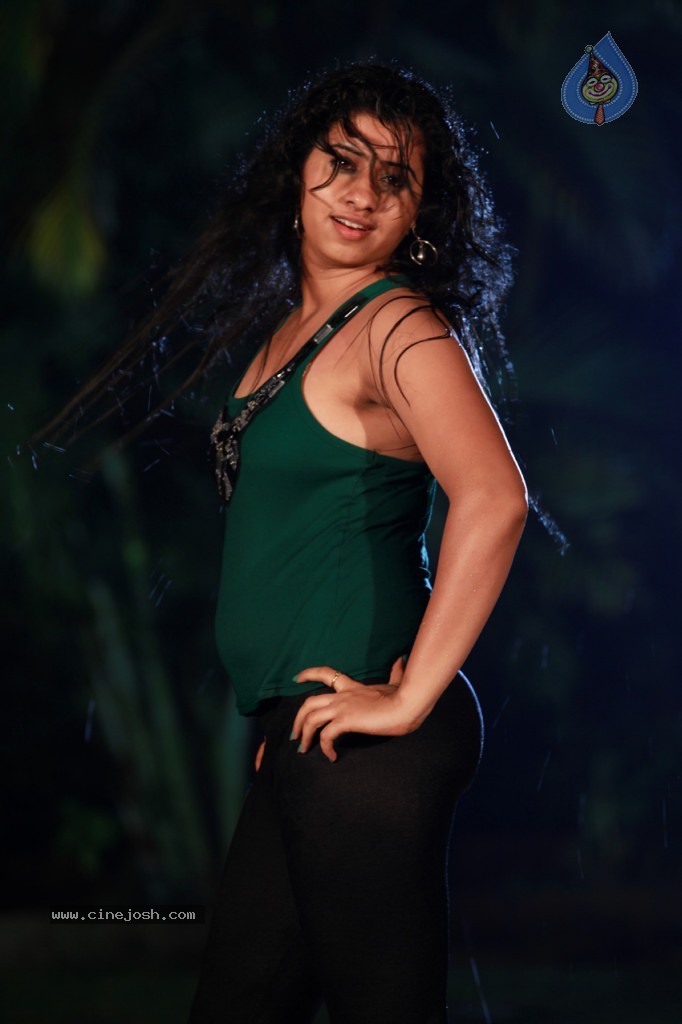 Masti Movie New Hot Stills - 14 / 25 photos