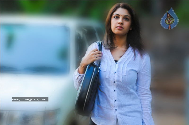 Mayakkam Enna Tamil Movie Stills - 17 / 22 photos