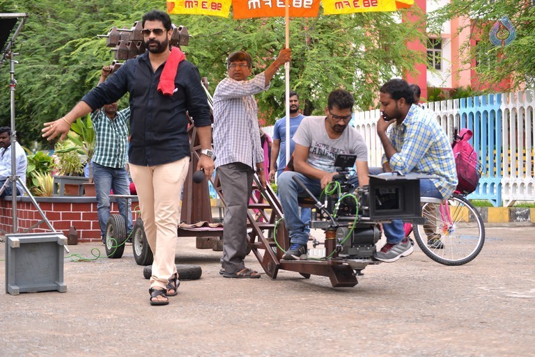 Meelo Evaru Koteswarudu Working Photos - 2 / 25 photos