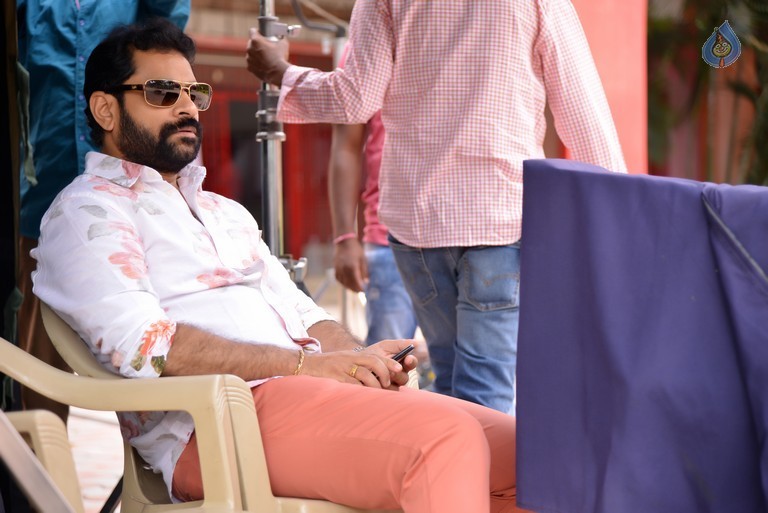 Meelo Evaru Koteswarudu Working Photos - 4 / 25 photos