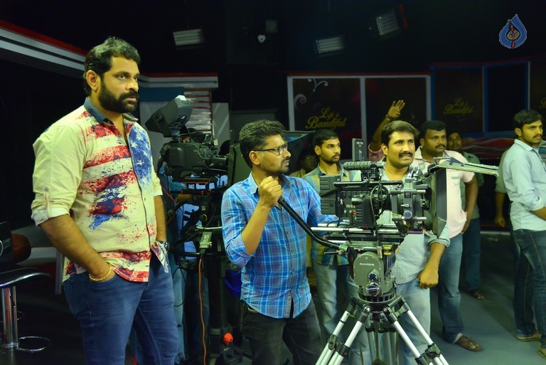 Meelo Evaru Koteswarudu Working Photos - 7 / 25 photos