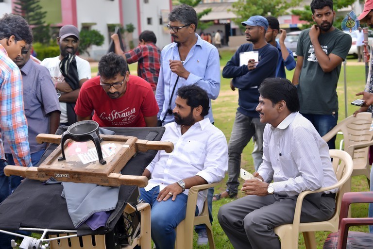 Meelo Evaru Koteswarudu Working Photos - 9 / 25 photos