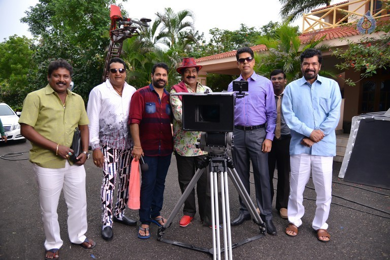 Meelo Evaru Koteswarudu Working Photos - 10 / 25 photos