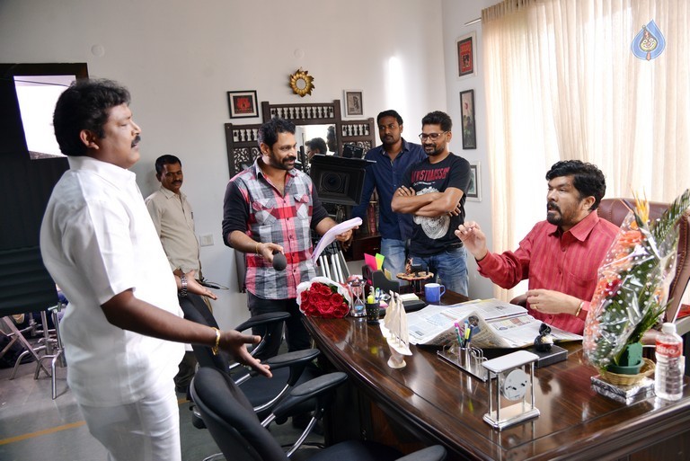 Meelo Evaru Koteswarudu Working Photos - 11 / 25 photos