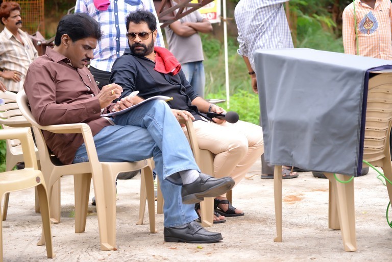 Meelo Evaru Koteswarudu Working Photos - 12 / 25 photos