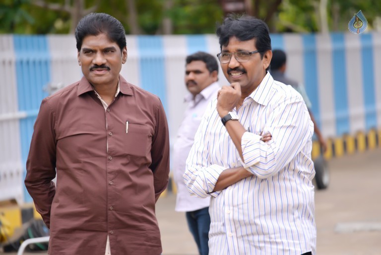 Meelo Evaru Koteswarudu Working Photos - 13 / 25 photos