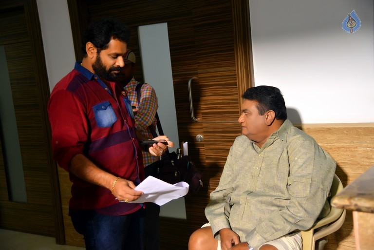 Meelo Evaru Koteswarudu Working Photos - 15 / 25 photos