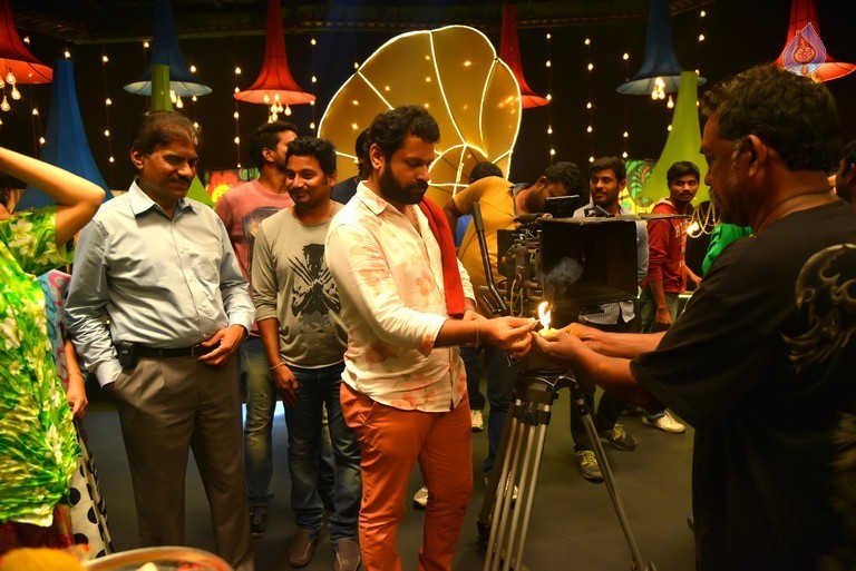 Meelo Evaru Koteswarudu Working Photos - 16 / 25 photos