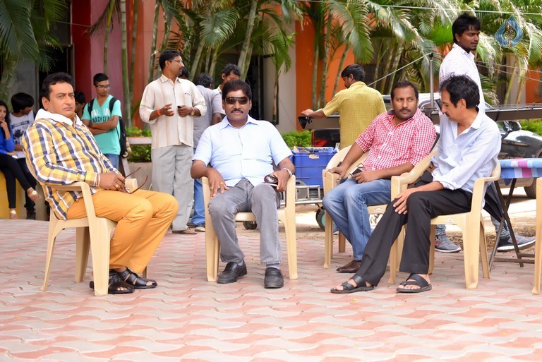 Meelo Evaru Koteswarudu Working Photos - 18 / 25 photos