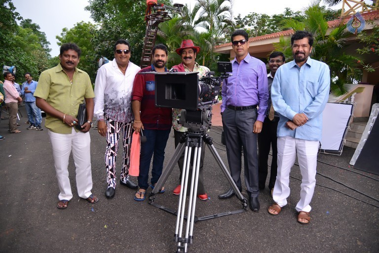 Meelo Evaru Koteswarudu Working Photos - 19 / 25 photos