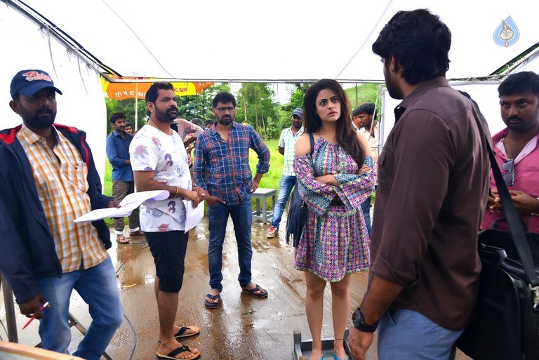 Meelo Evaru Koteswarudu Working Photos - 20 / 25 photos