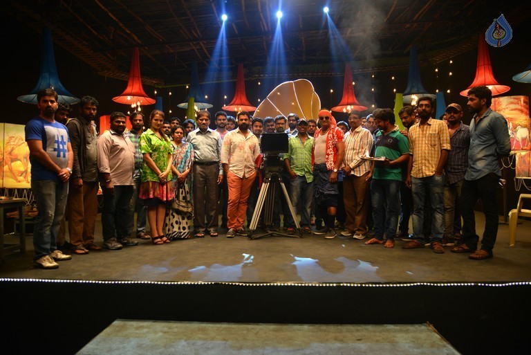 Meelo Evaru Koteswarudu Working Photos - 21 / 25 photos