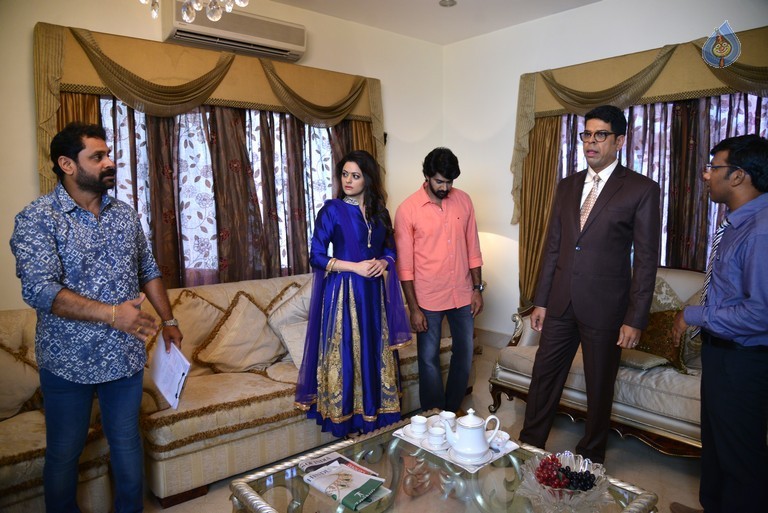 Meelo Evaru Koteswarudu Working Photos - 24 / 25 photos