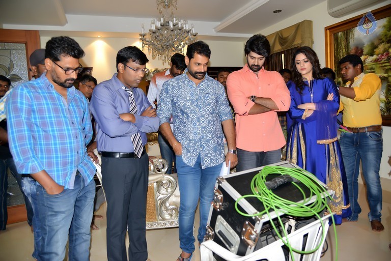 Meelo Evaru Koteswarudu Working Photos - 25 / 25 photos