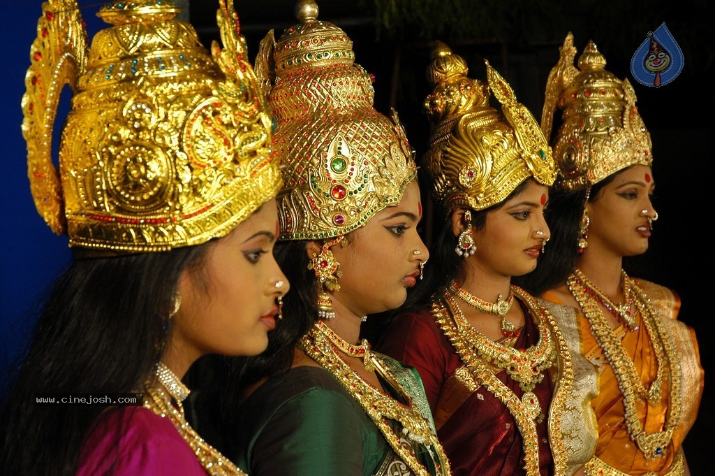 Meendum Amman Tamil Movie Stills - 5 / 28 photos