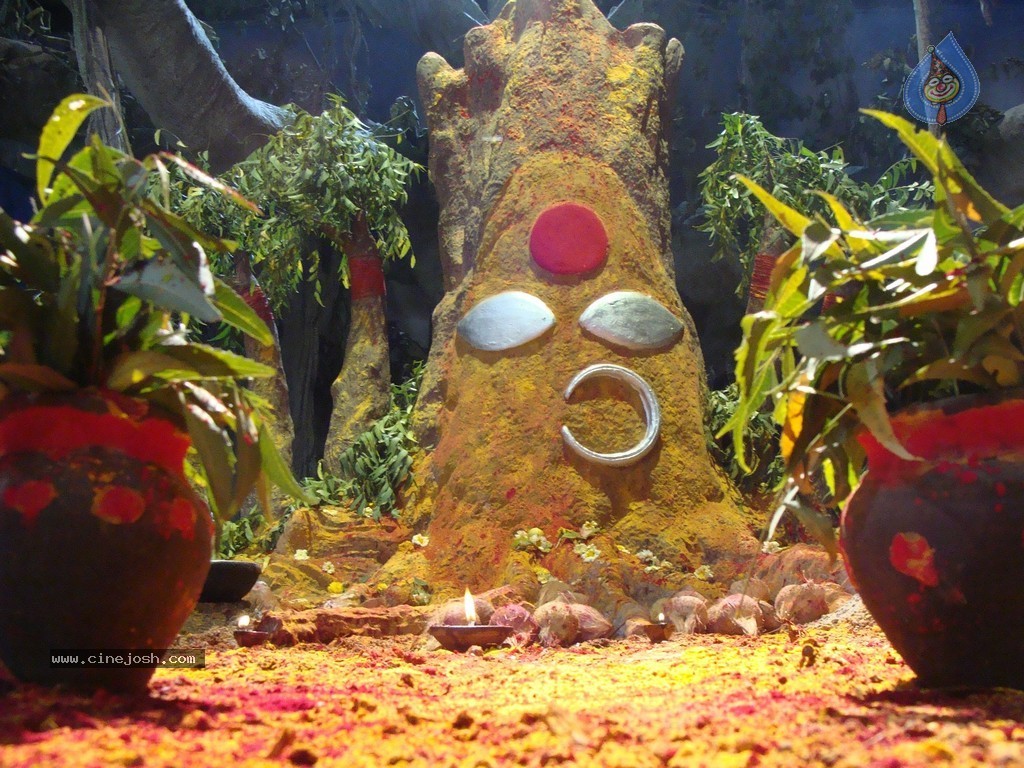 Meendum Amman Tamil Movie Stills - 12 / 28 photos