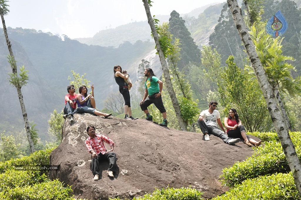 Mounamana Neram Tamil Movie New Stills - 12 / 51 photos