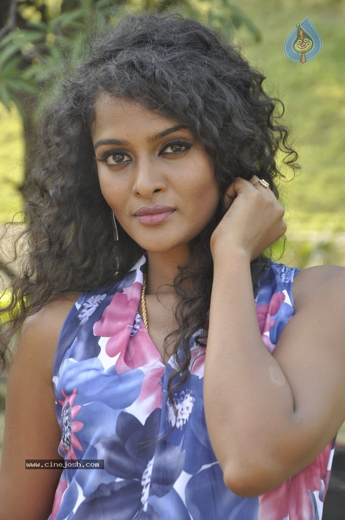 Mr. Manmadha Movie New Stills - 19 / 33 photos