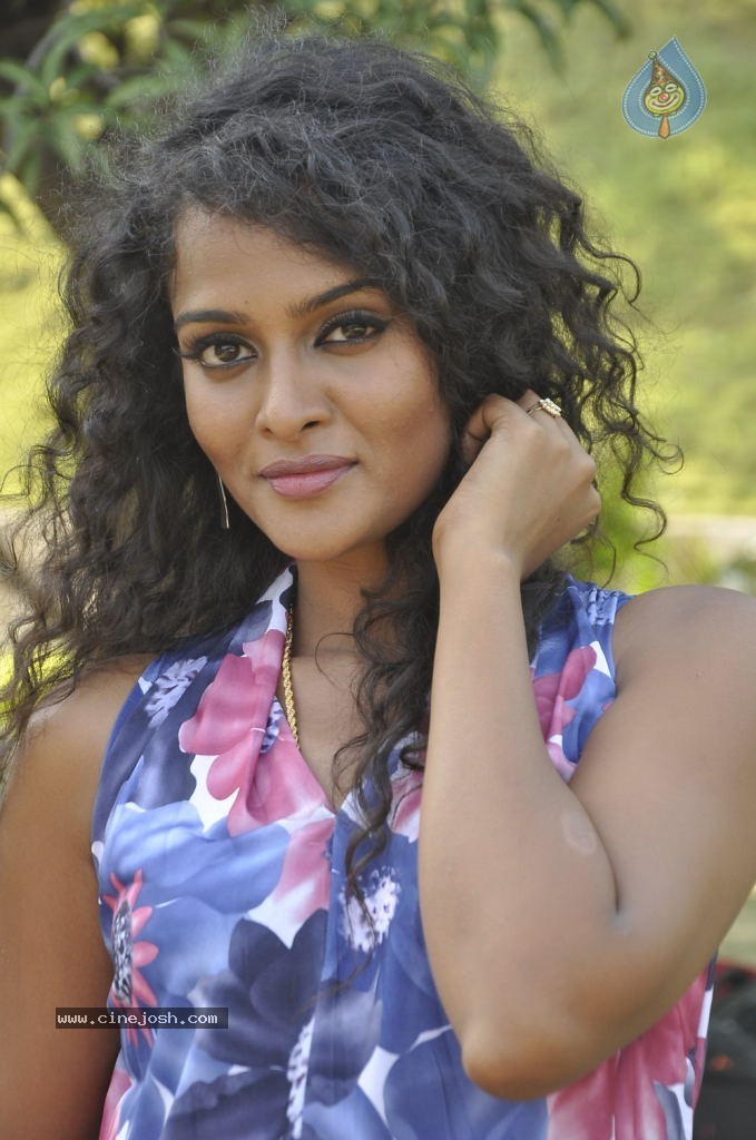 Mr. Manmadha Movie New Stills - 22 / 33 photos