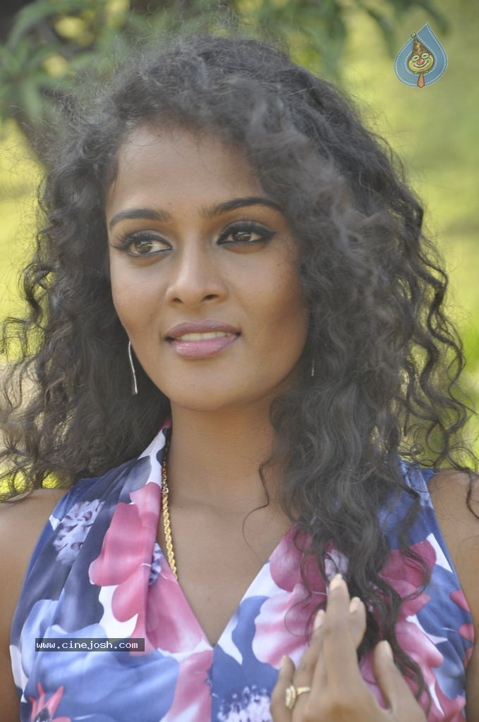 Mr. Manmadha Movie New Stills - 32 / 33 photos