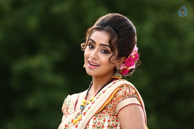 Musskan Sethi and Kyra Dutt Stills in Paiasa Vasool Movie - 9 / 15 photos