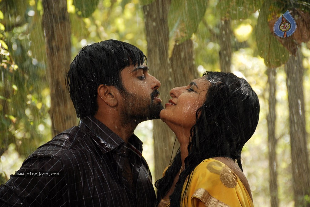 Nadhigal Nanaivathillai Tamil Movie Stills - 17 / 73 photos