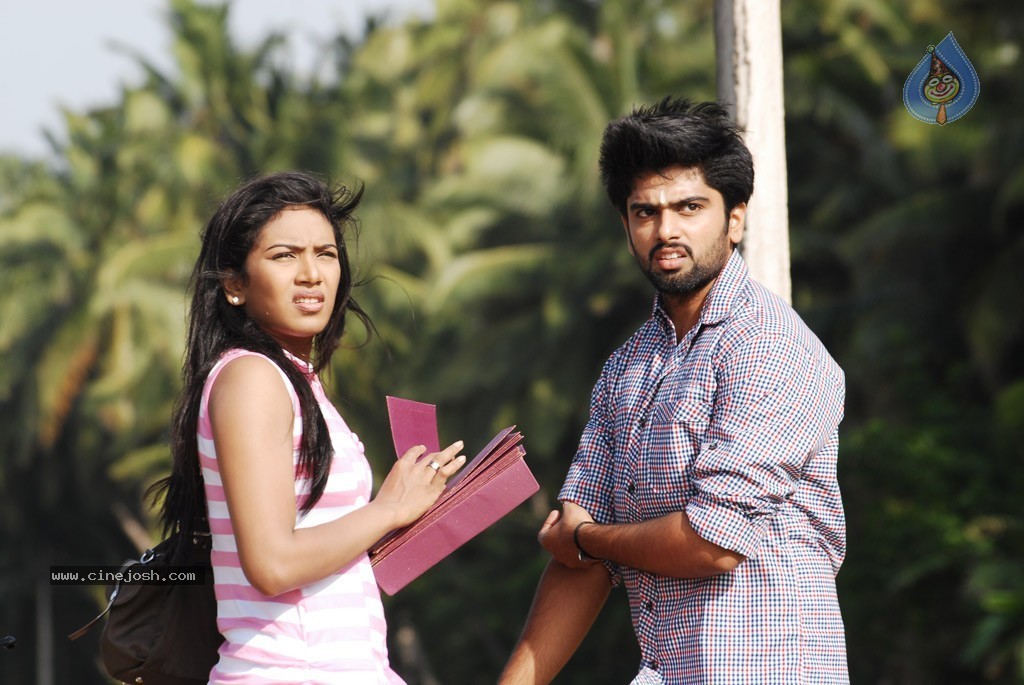 Nadhigal Nanaivathillai Tamil Movie Stills - 33 / 73 photos