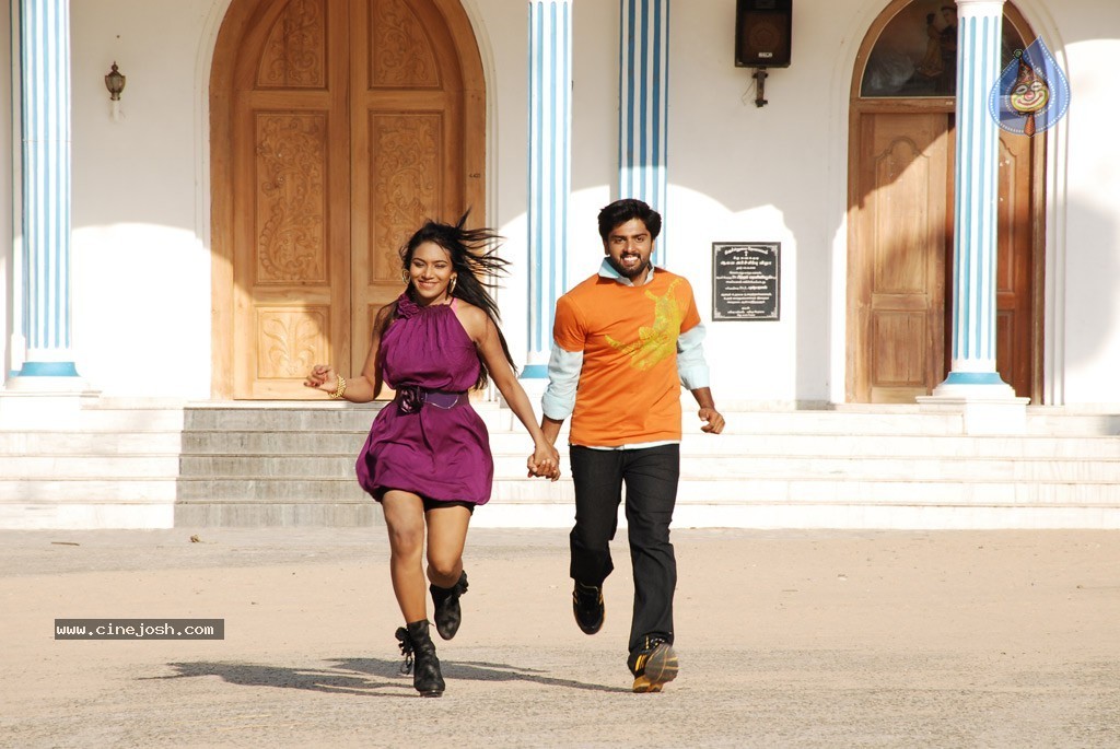 Nadhigal Nanaivathillai Tamil Movie Stills - 35 / 73 photos