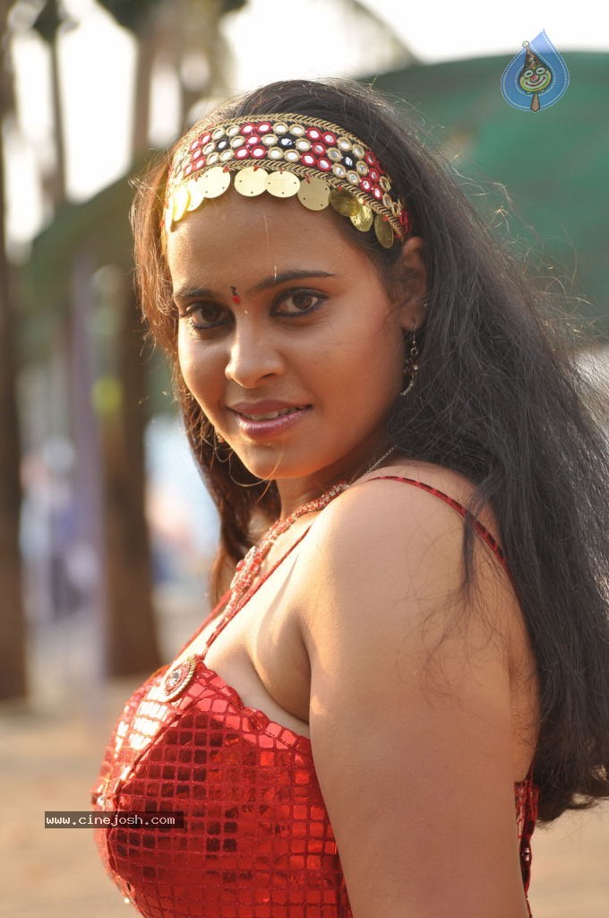 Nadodi Kkoottam Tamil Movie Hot Stills  - 4 / 31 photos
