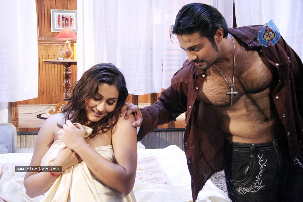 Namitha Hot Stills In Iddaru Monagallu - 16 / 195 photos