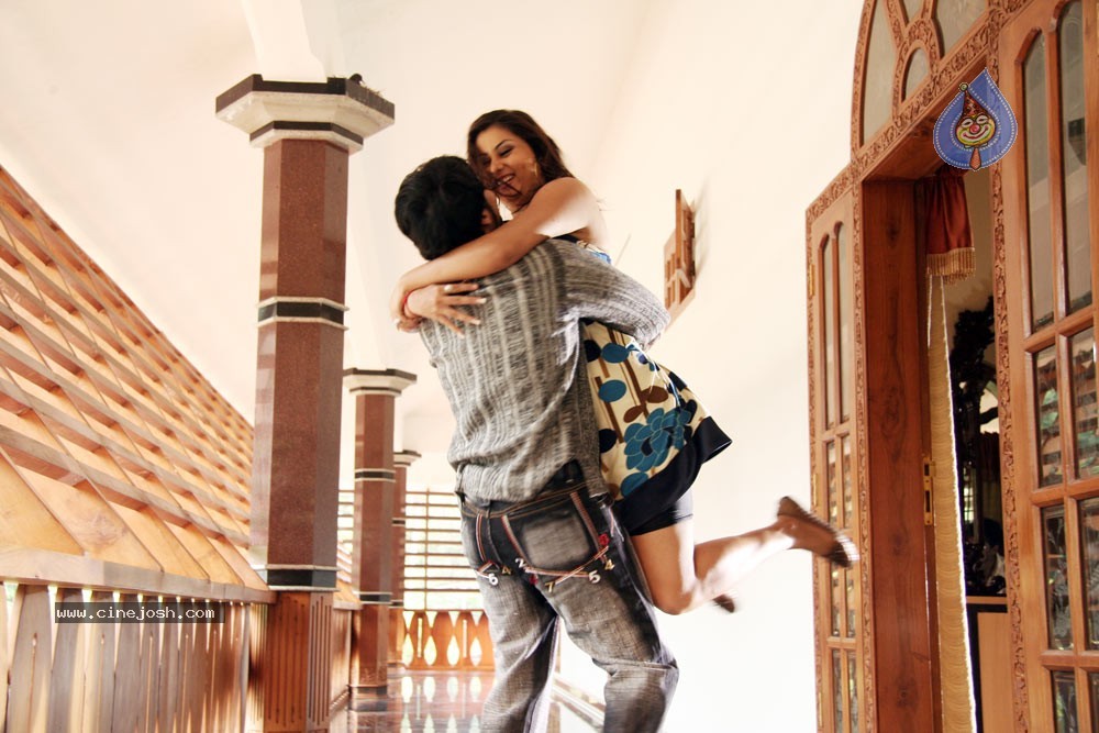 Namitha Hot Stills In Iddaru Monagallu - 36 / 195 photos