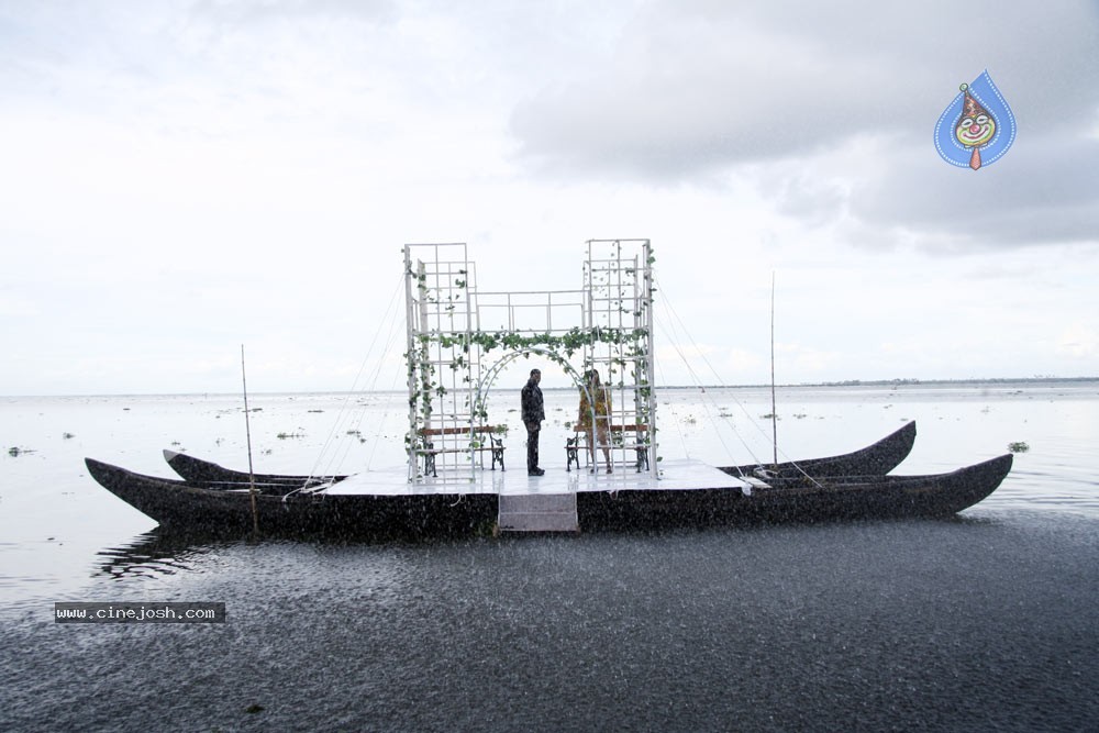 Namitha Hot Stills In Iddaru Monagallu - 61 / 195 photos