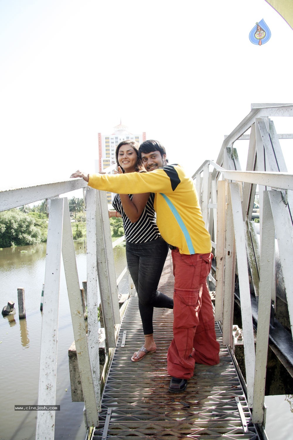 Namitha Hot Stills In Iddaru Monagallu - 63 / 195 photos