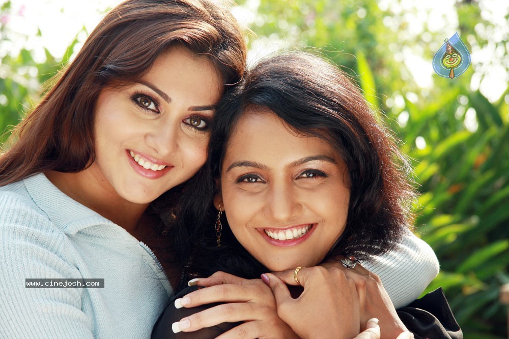 Namitha Hot Stills In Iddaru Monagallu - 76 / 195 photos