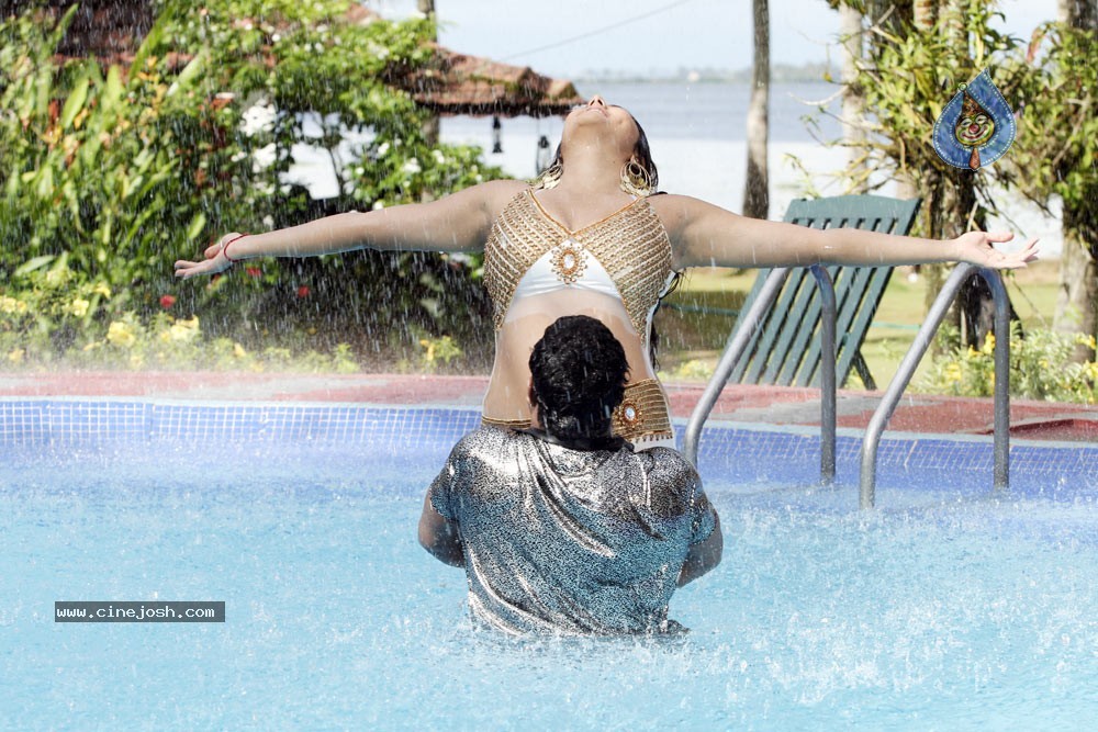 Namitha Hot Stills In Iddaru Monagallu - 108 / 195 photos