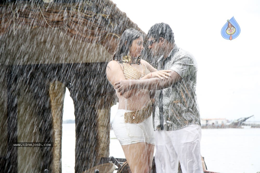 Namitha Hot Stills In Iddaru Monagallu - 118 / 195 photos