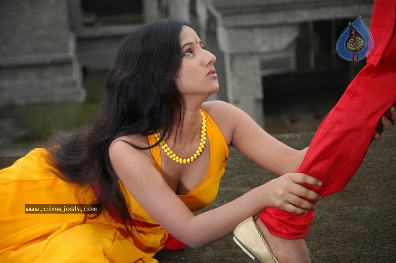 Narthaki Tamil Movie Stills - 17 / 54 photos