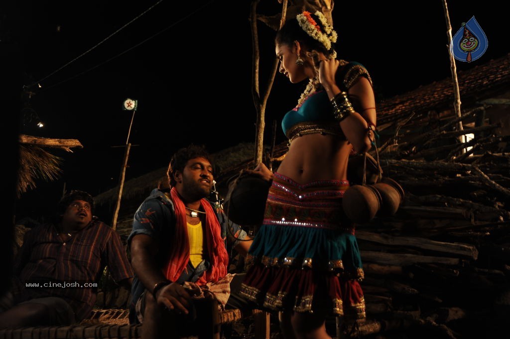 Nathalia Kaur Stills in Dalam Movie - 10 / 17 photos