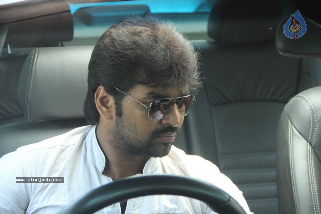 Naveena Saraswathi Sabatham Tamil Movie Stills - 28 / 59 photos