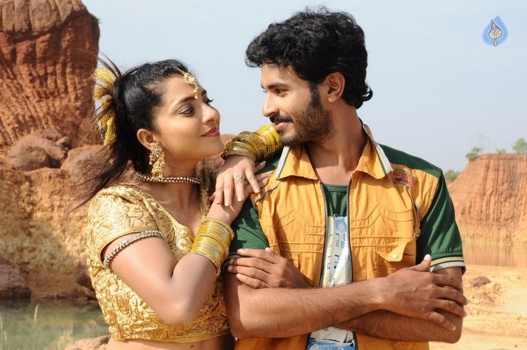 Nee Enna Maayam Seithai Tamil Film Photos - 29 / 38 photos